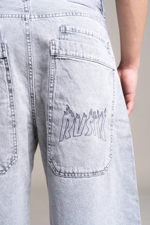 396 - BERMUDA BAGGY GRIS C/BORDADO