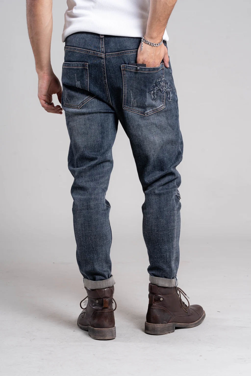 890017 - SLIM FIT CON PARCHE CRUZ 
