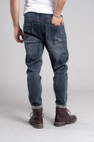 890017 - SLIM FIT CON PARCHE CRUZ  - Vista 2