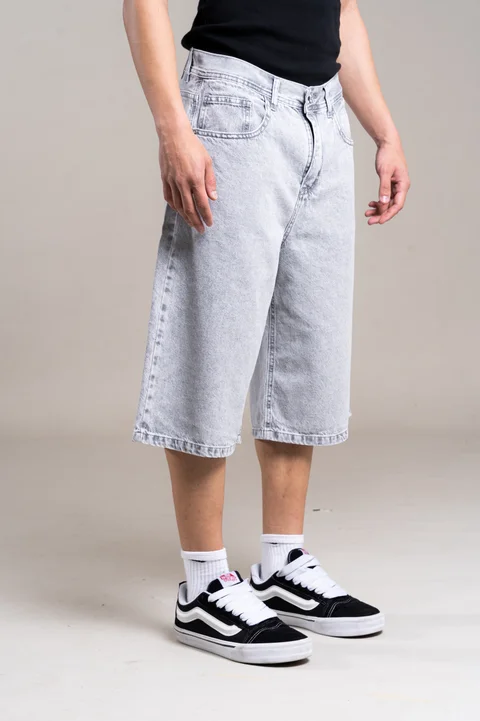 396 - BERMUDA BAGGY GRIS C/BORDADO