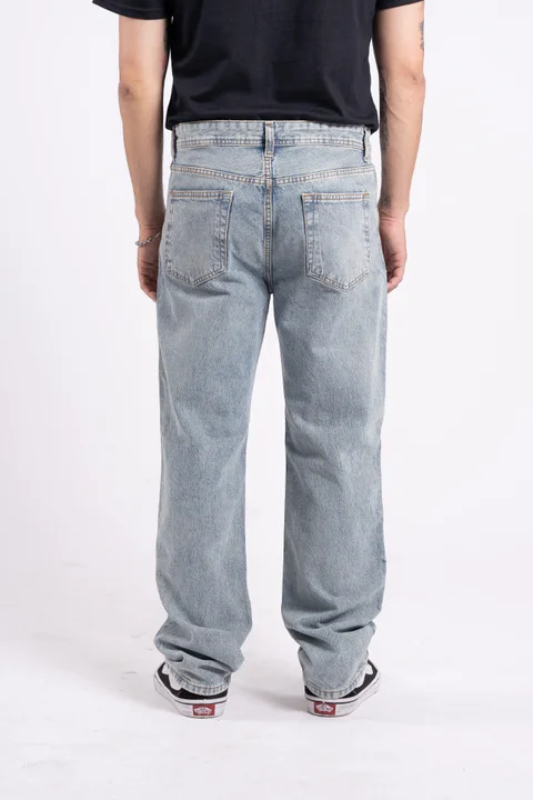 212 jean mom Oxido c/roturas