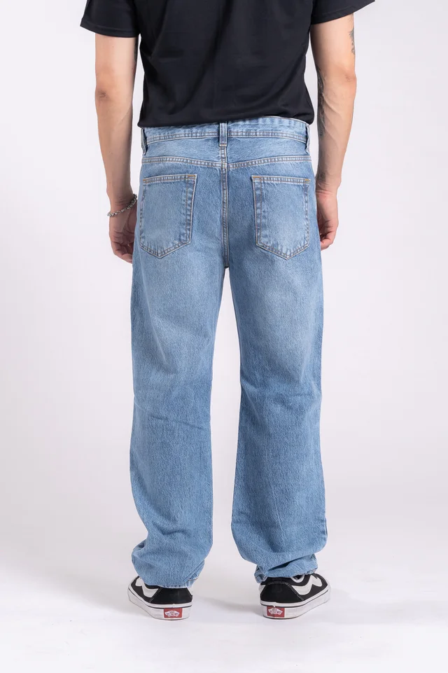 236 - jean mom azul CON ROTURAS