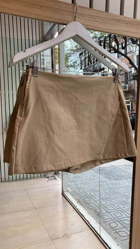 short pollera zara engomada