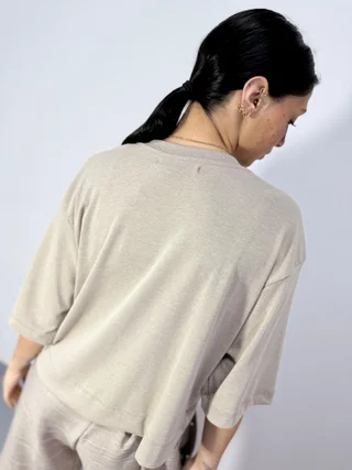 Remera Theos - Vista 4